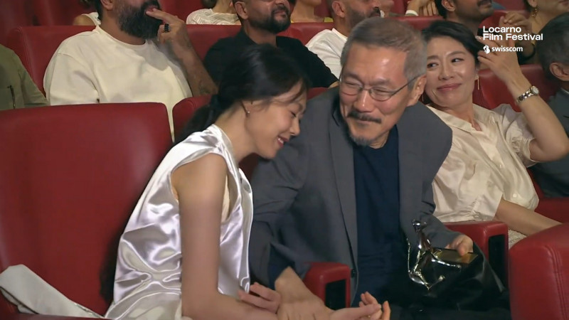 卢卡诺奖封后甜谢洪常秀 金珉禧放闪9年不伦恋