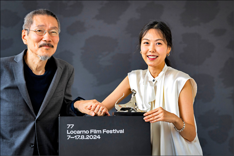 卢卡诺奖封后甜谢洪常秀 金珉禧放闪9年不伦恋