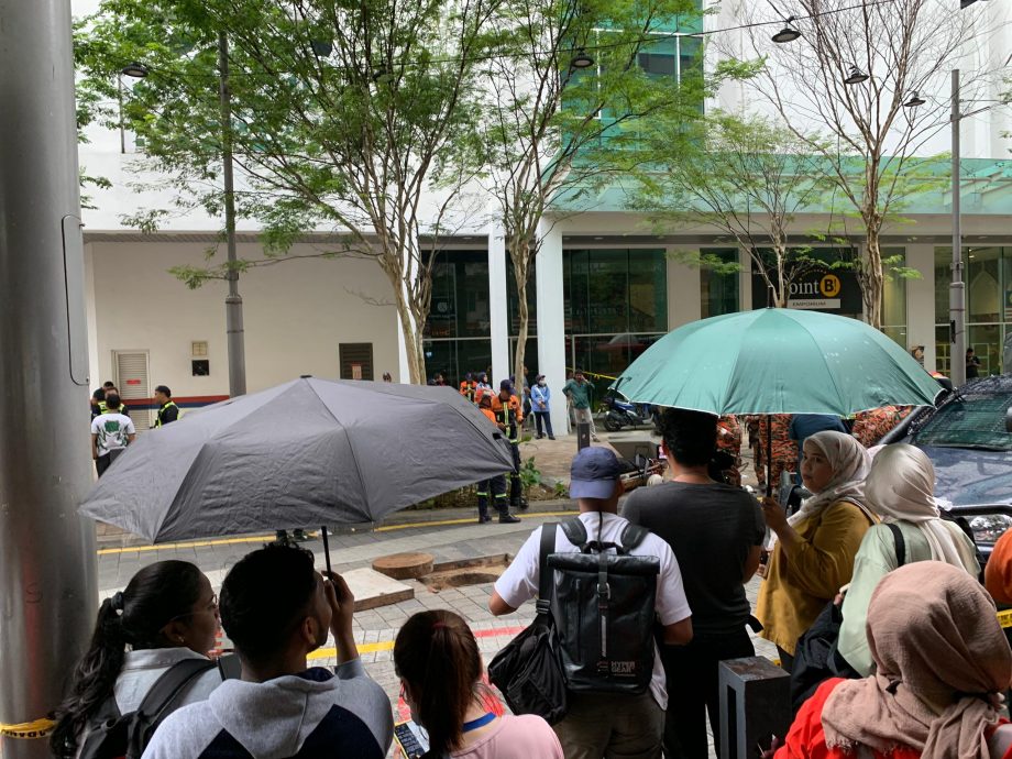 印度女游客地陷坠8公尺深洞·目击者:她就坐在石墩椅上坠下