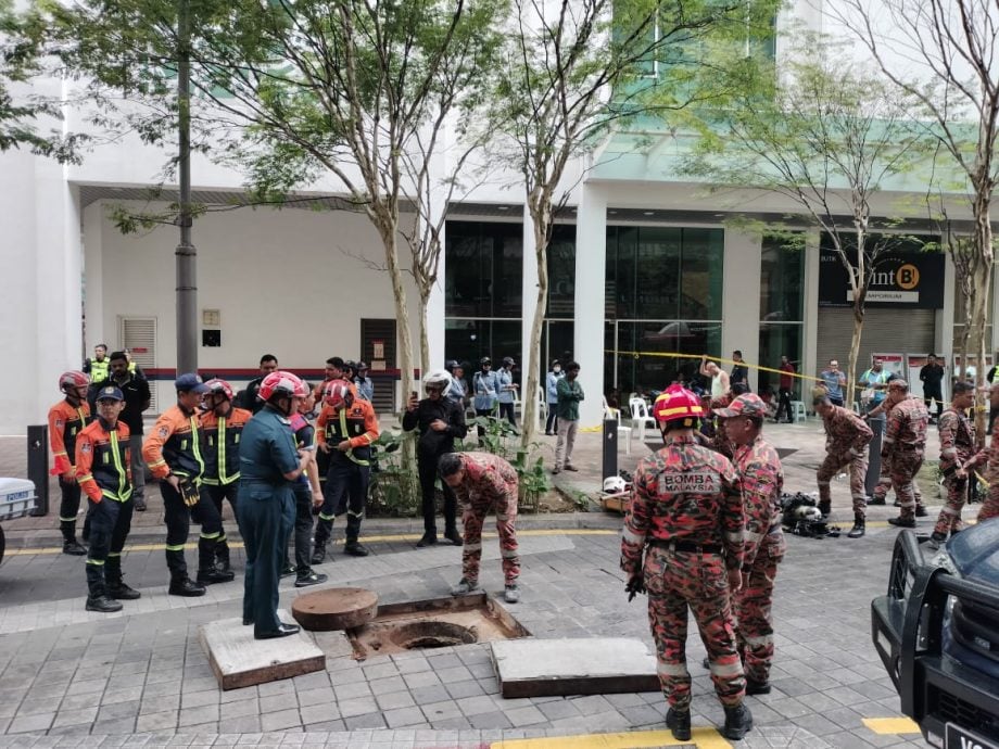 印度女游客地陷坠8公尺深洞·目击者:她就坐在石墩椅上坠下