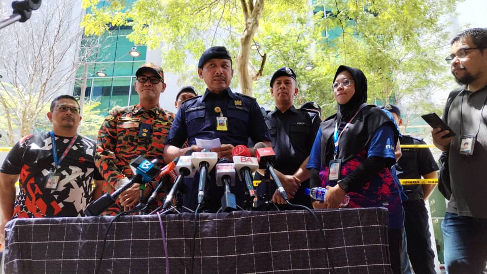 印度女游客坠坑洞|扩大搜索范围·警:打开6窨井盖逐一排查