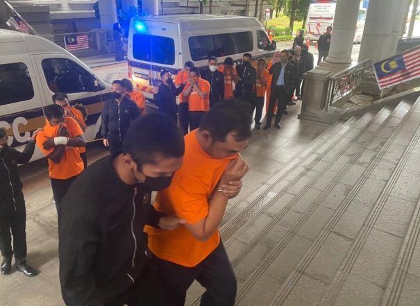 取代/助外籍人士特别通关入境 反贪会扣11人