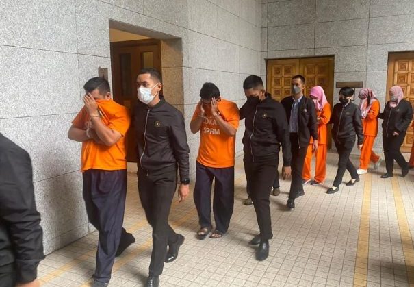 取代/助外籍人士特别通关入境 反贪会扣11人