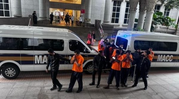 取代/助外籍人士特别通关入境 反贪会扣11人