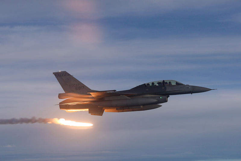 台湾奥运代表队返台F-16伴飞 林郁婷:非常感动