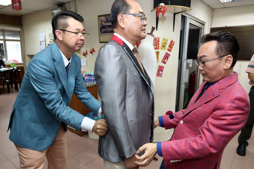 后面版头-大都会/雪隆缝业公会副总务黄成达在第28届亚洲洋服同业联盟大会(FAMT)夺1金2银大奖/4图