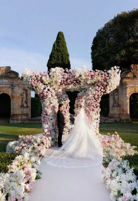 吴千语化身童话公主 欧式庄园中甜吻百亿富三代