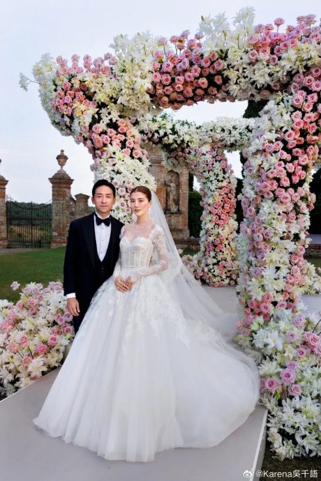 吴千语化身童话公主 欧式庄园中甜吻百亿富三代