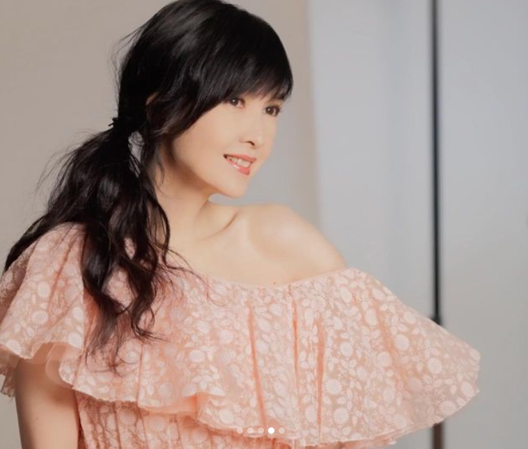 周慧敏惊吐“腰要再瘦2吋” 拍个唱海报自嫌身材