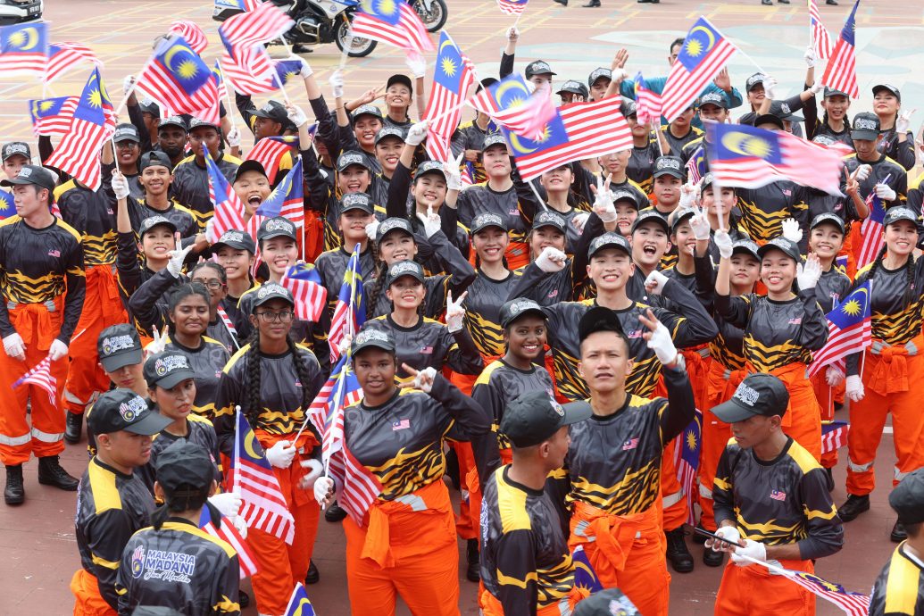 国庆日庆典压轴秀 “反贪”扫地舞大跳10分钟