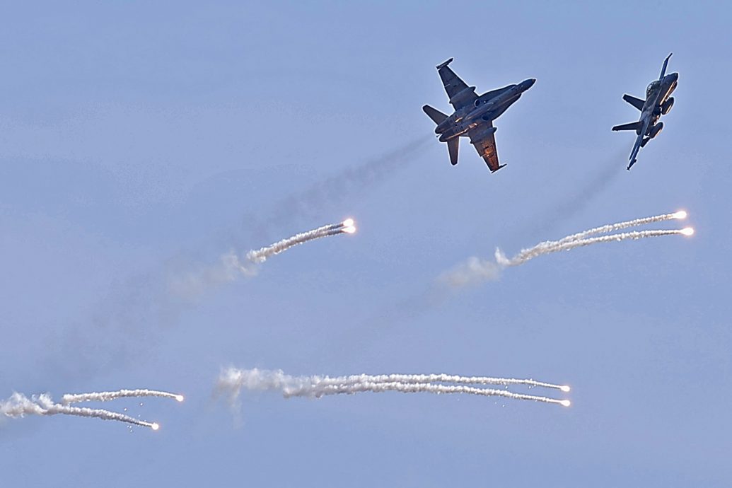 国庆:战机和消防员