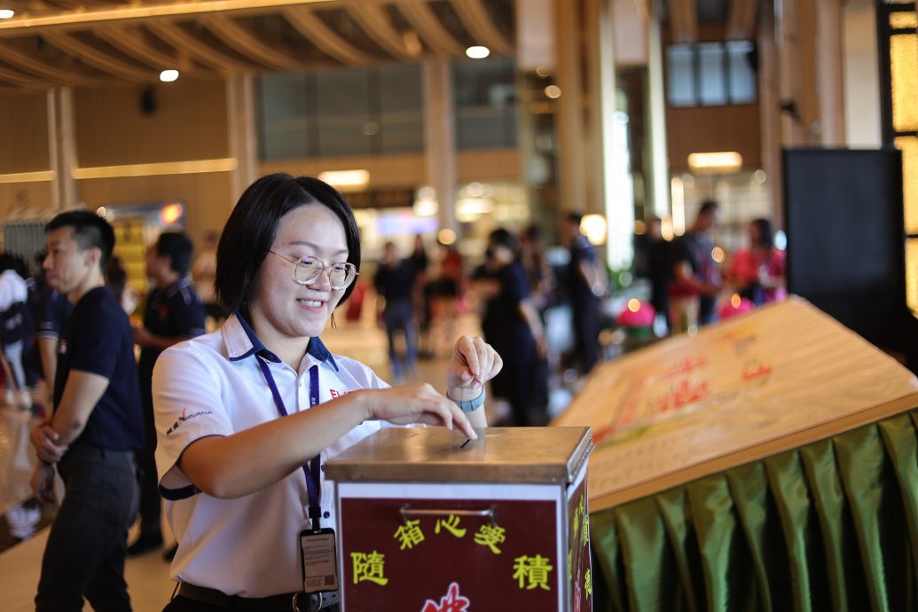 大都会封底/富贵慈善捐米活动/多图选下