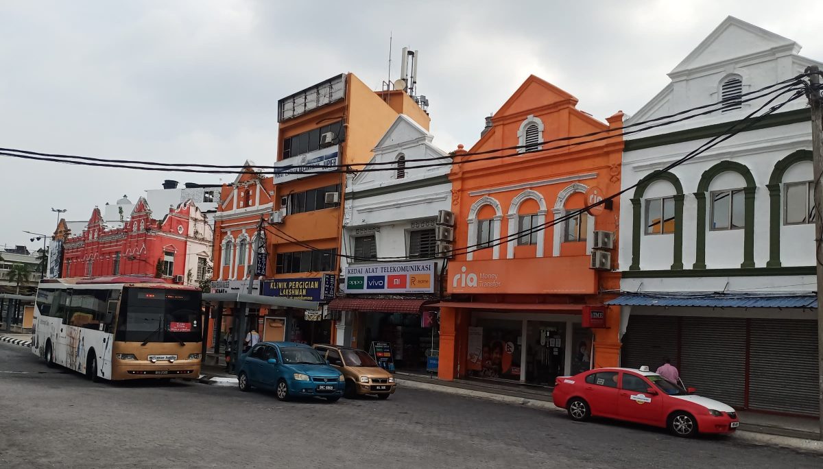 大都会封面/巴生市区商家正面看待髹白漆指令