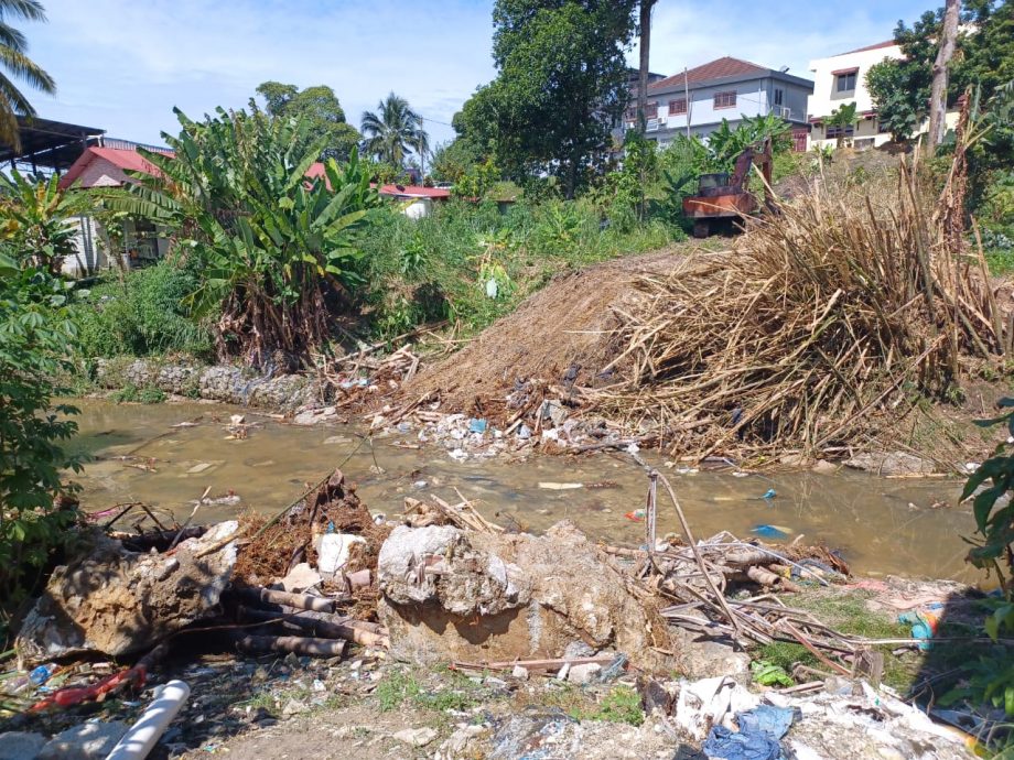 大都会/甘榜蕉赖10英里3屋被冲毁,居民被令撤离