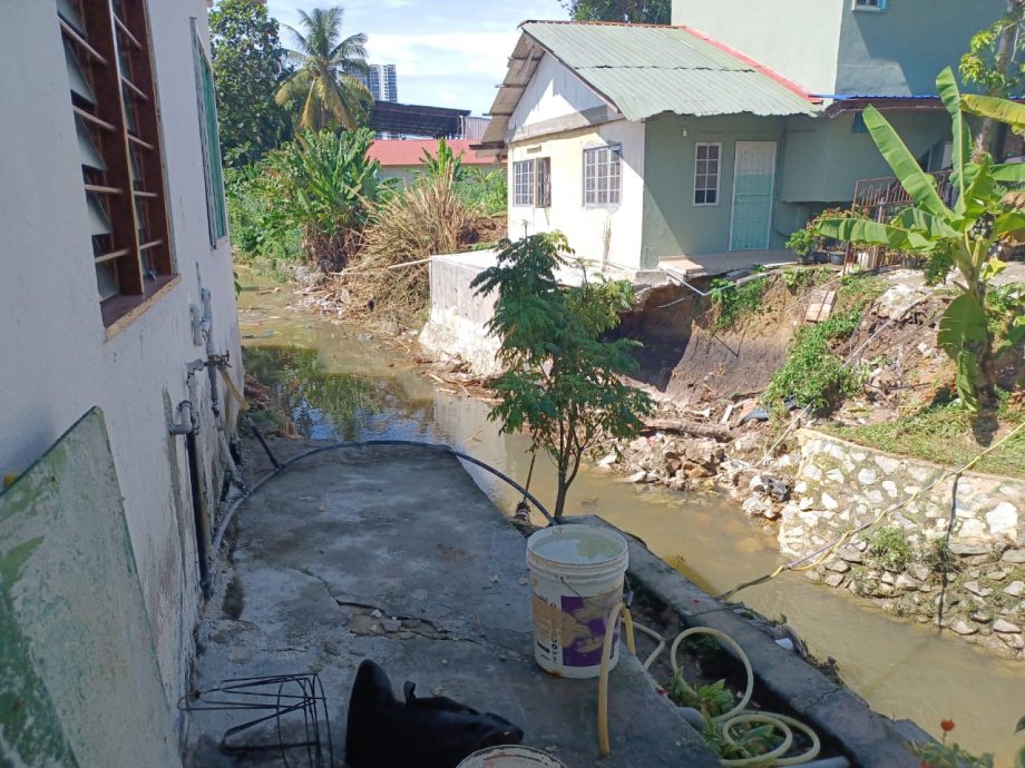 大都会/甘榜蕉赖10英里3屋被冲毁,居民被令撤离