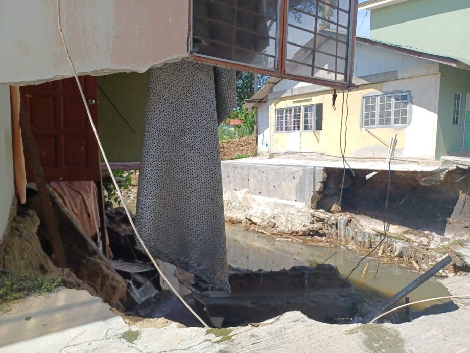 大都会/甘榜蕉赖10英里3屋被冲毁,居民被令撤离