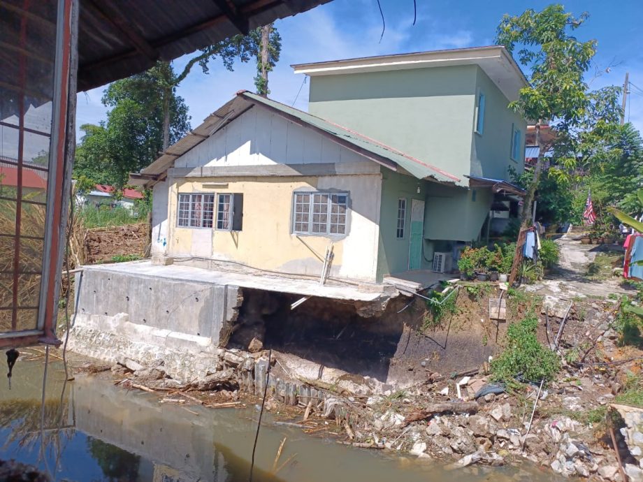 大都会/甘榜蕉赖10英里3屋被冲毁,居民被令撤离