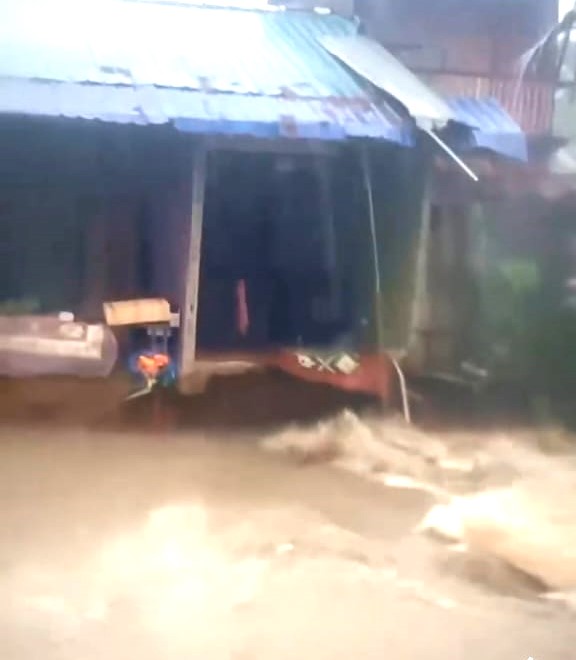 大都会/甘榜蕉赖10英里3屋被冲毁,居民被令撤离