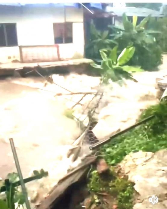 大都会/甘榜蕉赖10英里3屋被冲毁,居民被令撤离