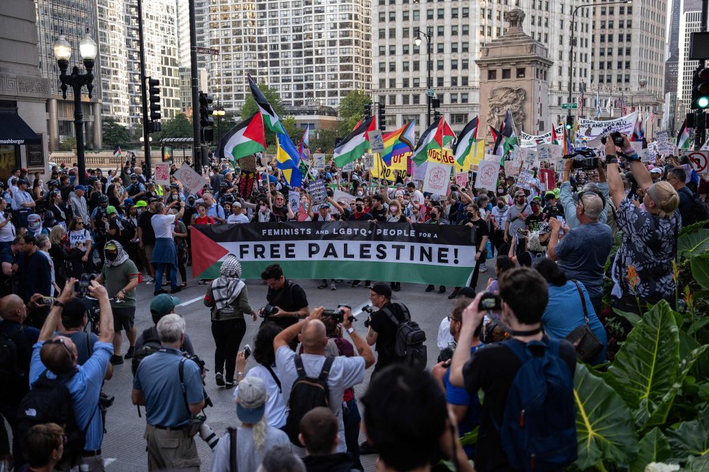 天下事 民主党大会揭幕迎反战示威 保安严防孤狼式攻击