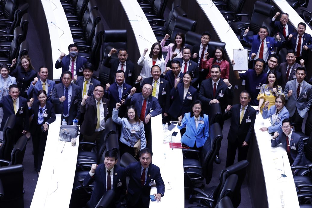 天下事主文)拥有巨人父亲塔辛 佩通坦的泰相生涯 有利有弊