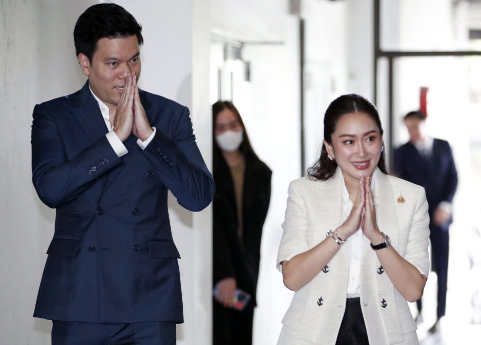 天下事主文)拥有巨人父亲塔辛 佩通坦的泰相生涯 有利有弊