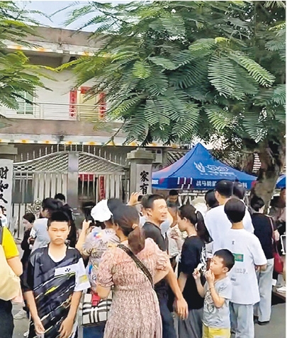 奥运冠军全红婵家门庭若市 小贩摆档游客过千