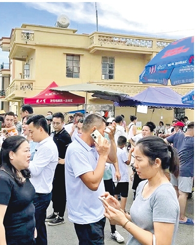 奥运冠军全红婵家门庭若市 小贩摆档游客过千