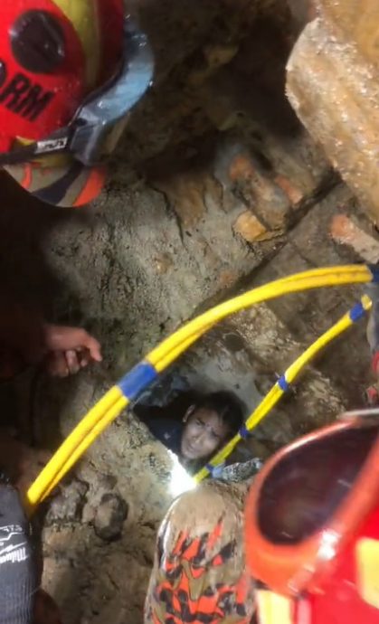 女游客坠坑失踪|视频|消拯蛙人下水道救援 “污水湍急能见度近零”