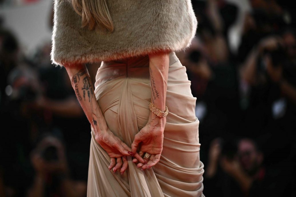 威尼斯影展|全场起立鼓掌8分钟 安祖莲娜出席映后落泪