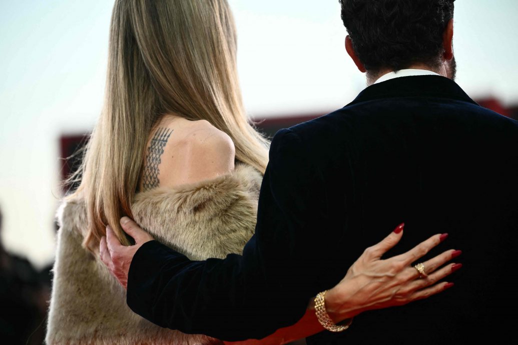 威尼斯影展|全场起立鼓掌8分钟 安祖莲娜出席映后落泪