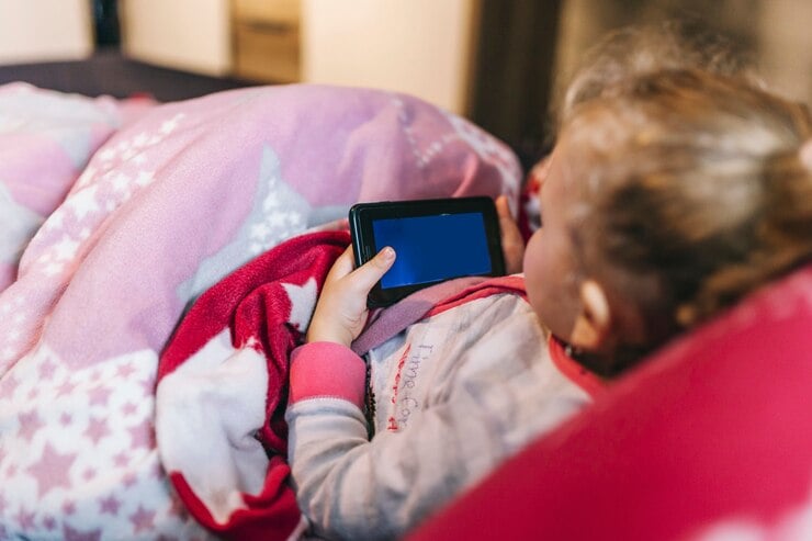 孩童用手机看《Upin&Ipin》同人动画 大人震惊:内容很不雅