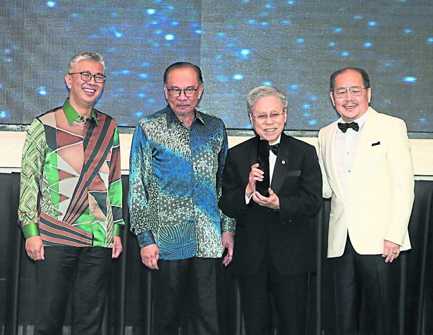 安华:The Edge10亿令吉俱乐部颁奖礼主持颁奖仪式