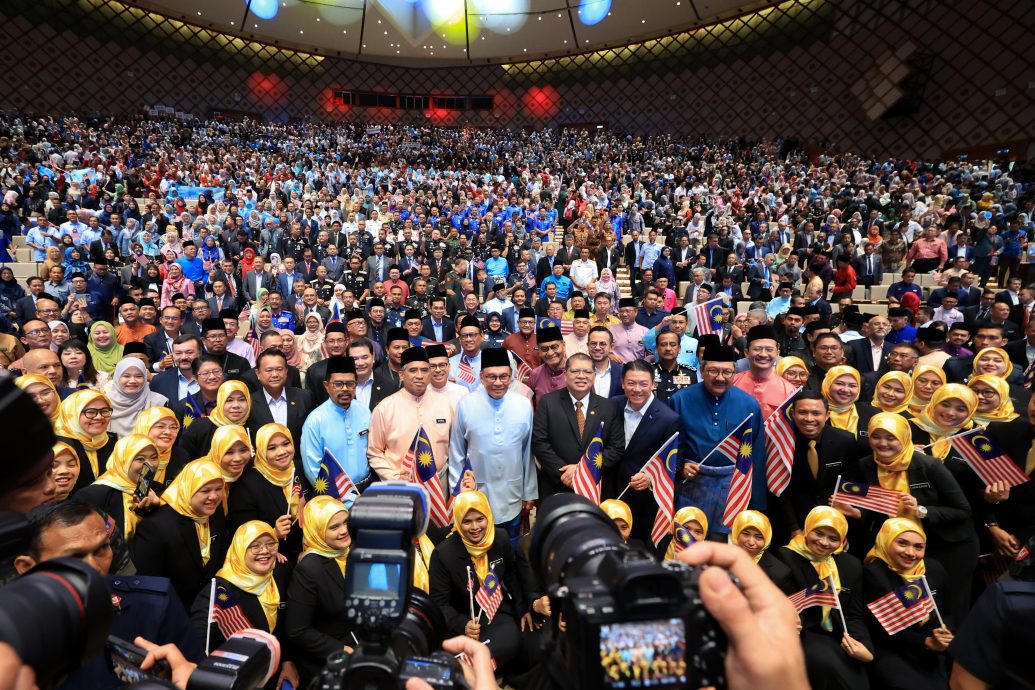 封面头条//执行管理组15% 最高管理组7% 公仆调薪