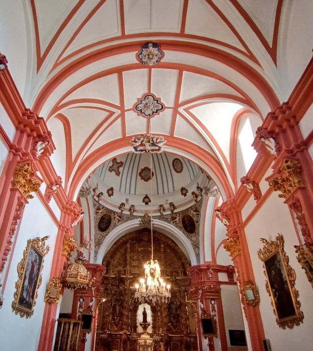 小天使变猛男！文物修复“翻车” 西班牙18世纪教堂成“卡通屋”