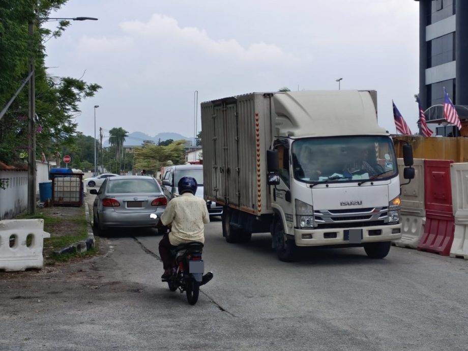 工程妨碍交通 住家失窃 怡花园南区两头痛