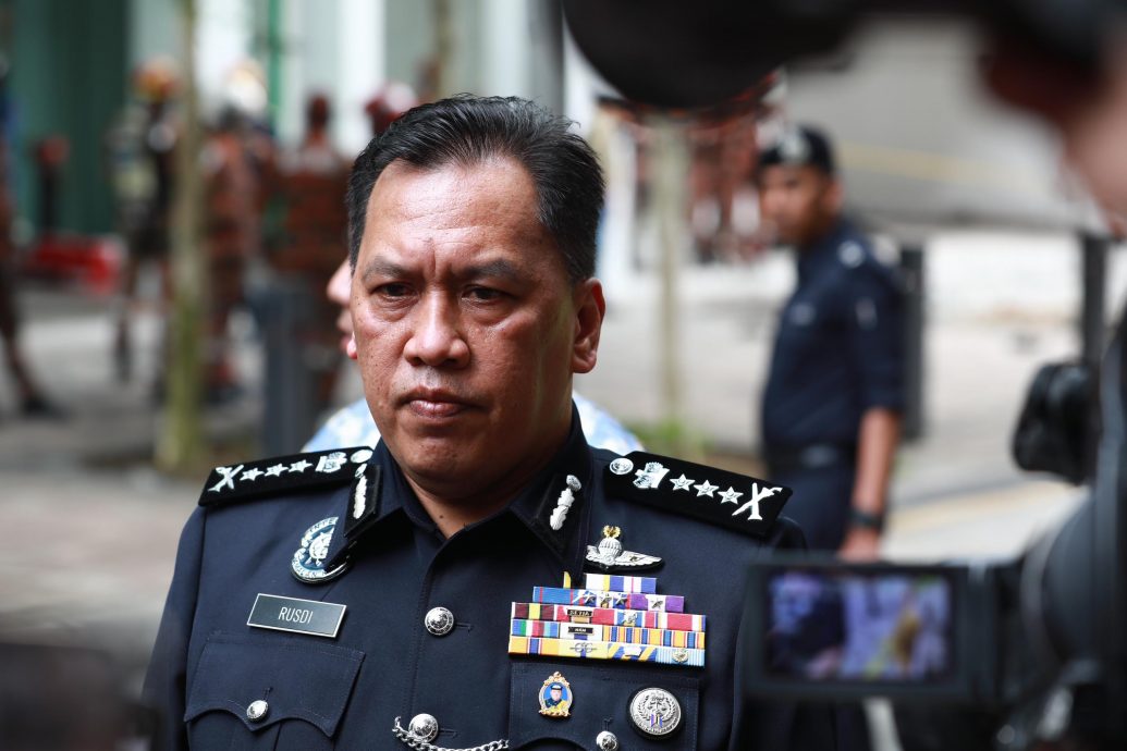 已上网//女游客坠8公尺深坑|关排水系统恐引发水灾·警方:“地下水湍急难救援”