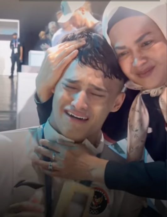 **已签体育(只供网)**为母洗脚后把水喝下,印尼举重新星:感觉被祝福