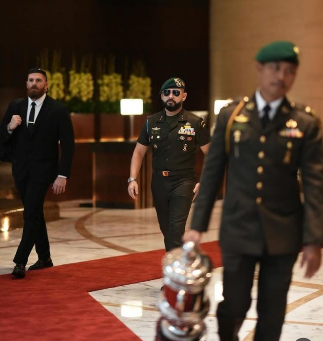 *已签发* 全国:柔佛摄政王“手擒”大马足总杯冠军宝座,搭专机返柔