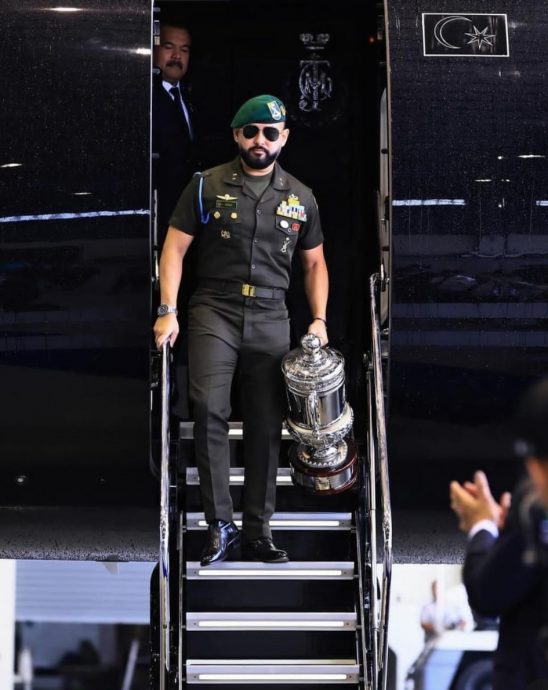 *已签发* 全国:柔佛摄政王“手擒”大马足总杯冠军宝座,搭专机返柔