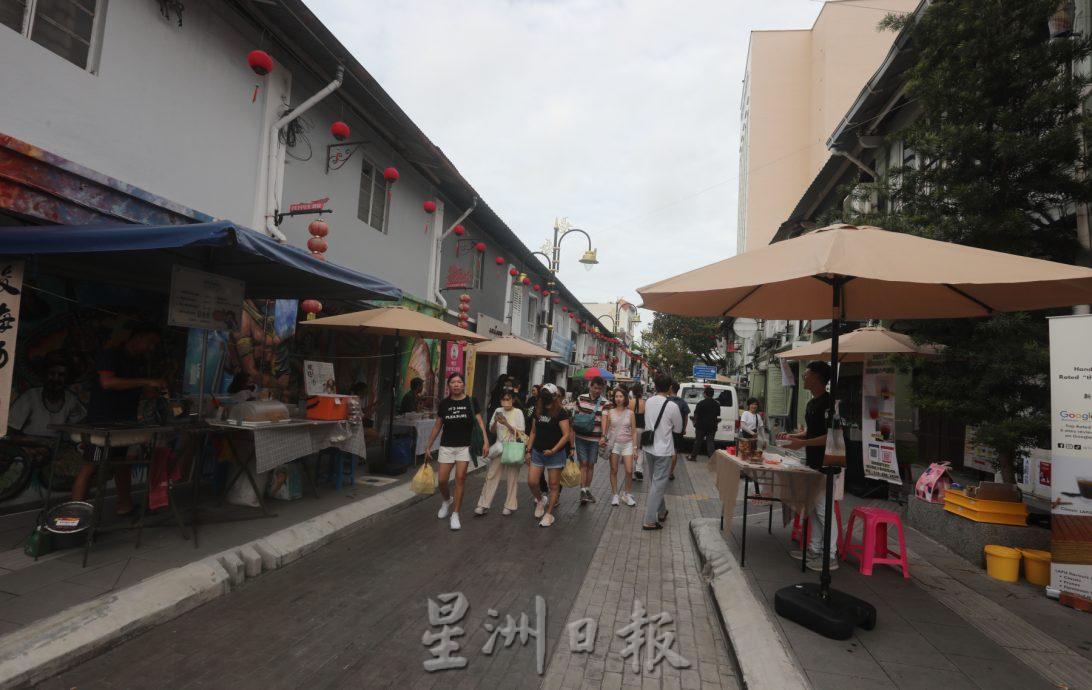*已签发* 柔:“马谣交流站” 驻唱表演 新山老街添音乐氛围