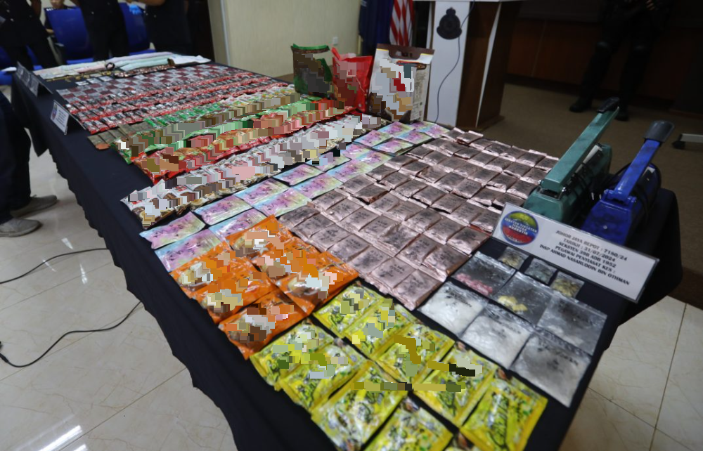 *已签发* 柔:儿子主管母亲跑腿 柔警方捕5本地男女捣毁贩毒集团