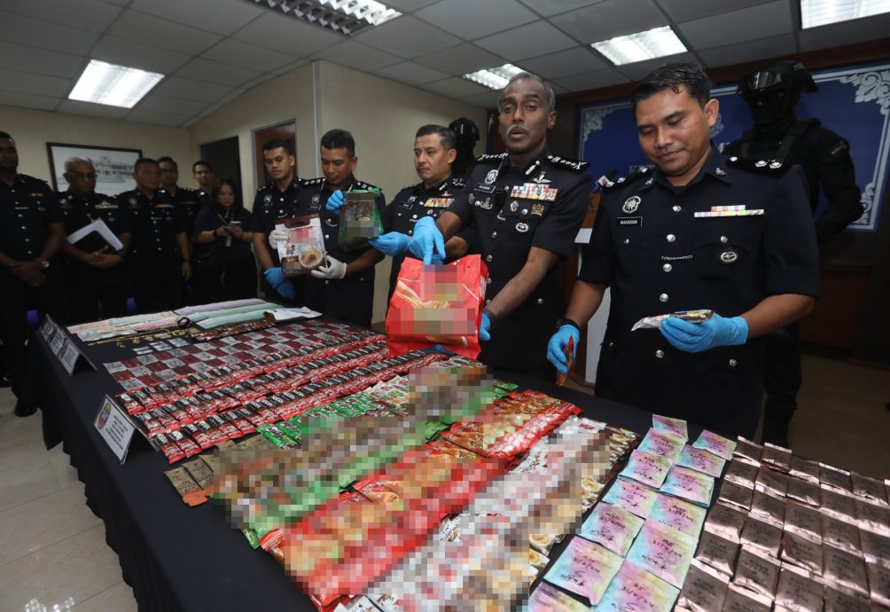 *已签发* 柔:儿子主管母亲跑腿 柔警方捕5本地男女捣毁贩毒集团