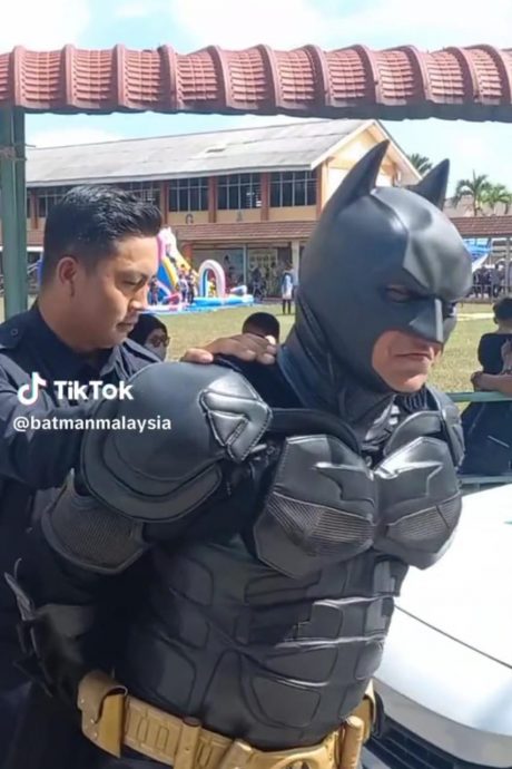 *已签发* 柔:视频:美漫超级英雄──蝙蝠侠被大马警方逮捕?非也,只是儿童节剧目