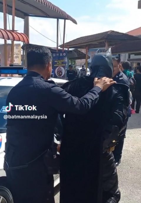 *已签发* 柔:视频:美漫超级英雄──蝙蝠侠被大马警方逮捕?非也,只是儿童节剧目