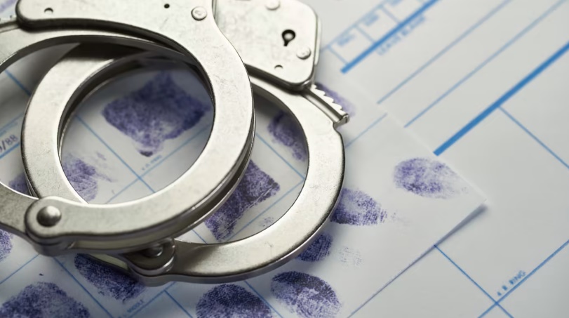 *已签发*柔:狮城二三事:为查前男友是否在酒店 狮城警队文职人员冒调查官入狱9周