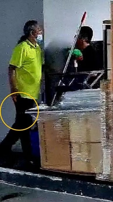 *已签发*柔:狮城二三事:不满货挡路 清洁工挥刀割搬运工耳朵