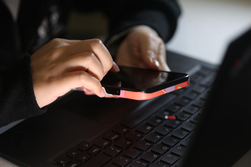 **已签发**柔:狮城二三事:头条:当诈团跑腿购奢品赚佣金,马男被判监56个月