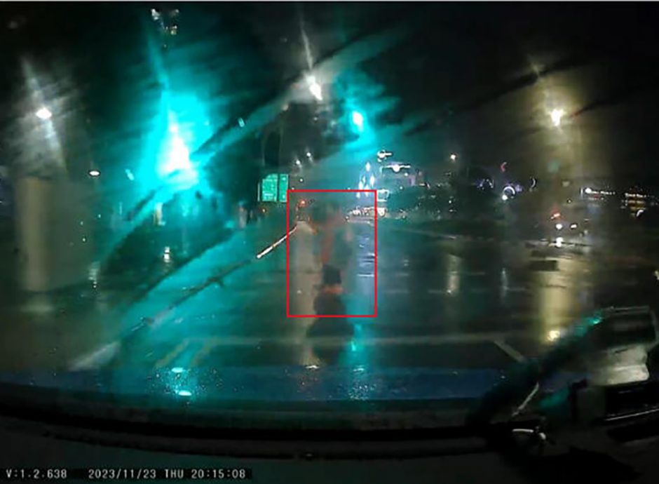 *已签发*柔:狮城二三事:没看清路况连撞2行人 狮城德士司机罚款吊牌