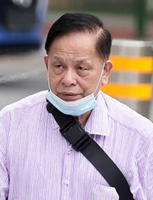 *已签发*柔:狮城二三事:没看清路况连撞2行人 狮城德士司机罚款吊牌